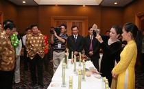 Người phụ nữ làm tranh cát tặng chính khách thế giới