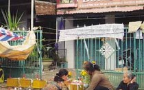 Mang 22 quan tài đặt trước nhà đòi bồi thường