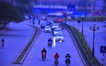 Người Hà Nội vui Tết, "quên" đội mũ bảo hiểm
