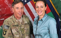 Nhân tình đánh ghen, giám đốc CIA mất chức