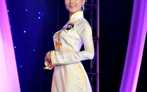Nữ sinh Ngoại thương làm duyên với áo dài