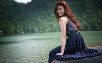 Kiều nữ tuổi teen đọ dáng trên Vịnh Hạ Long