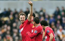 Sir Alex “trói chân” Jonny Evans