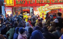Giá vàng biến động mạnh ngày vía Thần tài, “lộ diện” người dậy từ 1 giờ sáng đi xếp hàng mua vàng