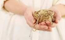 Sau khi chia tay, cô gái phát hiện toàn bộ trang sức vàng bị bạn trai cũ đánh tráo thành đồ giả
