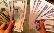 Đồng USD vượt mốc 400 peso Cuba: Nền kinh tế đảo quốc lún sâu khủng hoảng