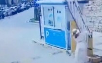 Tiếc 18.000đ phí dừng xe, cô gái dùng vai đỡ rào chắn nặng 70 kg