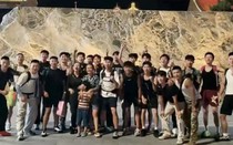 Bỏ trăm triệu thuê 24 trai đẹp “hộ tống” leo núi
