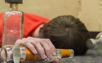 Bác sĩ BV Bạch Mai hướng dẫn sơ cứu nạn nhân ngộ độc rượu ngày Tết