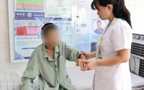 Tay chân biến dạng vì tự chữa gout hơn 20 năm