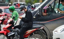 Dừng đèn đỏ sử dụng điện thoại có bị phạt không?