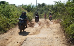 Đường gần 20 tỷ ở Quảng Ngãi xuống cấp, người dân miền núi “nín thở” mỗi lần đi qua