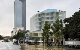 Xin đừng để mưa lũ cuốn trôi "tình người"