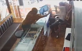 Ném ớt bột vào mặt chủ tiệm vàng để cướp, người phụ nữ nhận kết đắng