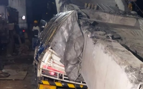 Dầm cầu vượt rơi trúng xe tải khiến tài xế tử vong tại chỗ