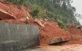 Mưa lớn dồn dập, nhiều tuyến đường ở Hà Tĩnh bị phá nát