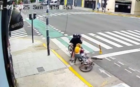 Người phụ nữ chống trả, quật ngã tên cướp điện thoại trên phố