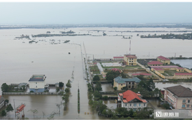 VIDEO: Nước lũ rút chậm, nhiều trụ sở cơ quan ở Huế vẫn ngập như “ốc đảo”