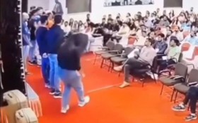 Đang đứng trên sân khấu, cô gái đột nhiên ngã gục rồi tử vong