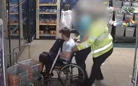 Bị phát hiện trộm bia, thanh niên ngồi xe lăn đứng bật dậy đánh bảo vệ
