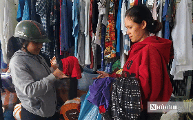 Gian hàng quần áo 0 đồng sưởi ấm mùa đông vùng cao