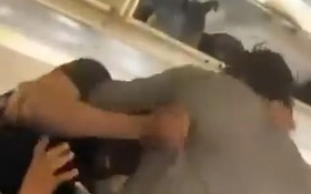 Hai ngôi sao mạng xã hội lao vào ẩu đả dữ dội trên máy bay