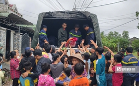 Hộp cơm trong lũ