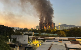 Hỏa hoạn nghiêm trọng ở Hồng Kông: Lửa vẫn bùng phát dữ dội, hàng chục người thương vong