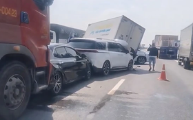 Va chạm liên hoàn 6 xe ô tô trên cao tốc gây ùn ứ kéo dài nhiều cây số