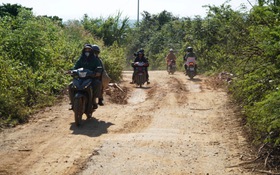 Đường gần 20 tỷ ở Quảng Ngãi xuống cấp, người dân miền núi “nín thở” mỗi lần đi qua