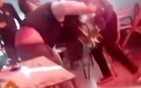 Mẹ xông vào lớp học tấn công bạn của con gái và cái kết