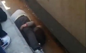 Cha nhảy xuống đường ray xe lửa để cứu con gái và cái kết