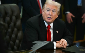 Ông Trump thúc đẩy mở cửa chính phủ, nhắc lại “lựa chọn hạt nhân”