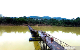 VIDEO: “Hồi sinh” cầu phao bị lũ cuốn trôi ở Huế