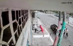 Người đàn ông bị bắt cóc trước cửa nhà, 2 chú chó lao tới giải cứu