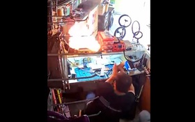 Điện thoại bất ngờ bốc cháy khi đang được sửa màn hình