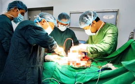 Khối u buồng trứng khổng lồ chiếm gần trọn bụng dưới của bệnh nhân 20 tuổi