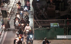 Hà Nội: Người dân chật vật di chuyển qua làn đường dày đặc "lô cốt"