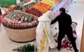 Hai "ông già Noel" lao vào ẩu đả dữ dội trong siêu thị