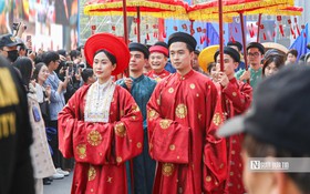 Hà Nội: 800 người mặc Việt phục tái hiện lễ cưới tại hồ Gươm