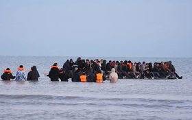 Châu Âu cứng rắn hơn về vấn đề di cư với “trung tâm hồi hương”