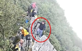 Du khách rơi khỏi vách đá, người chứng kiến sợ hãi la hét