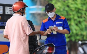 Giá xăng giảm mạnh xuống mức thấp nhất gần 4 năm qua