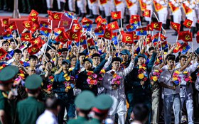 Những ngày đi giữa cờ hoa rực rỡ