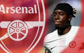Phản ứng của CĐV khi Chelsea có thể vô tình làm đối thủ Arsenal mạnh hơn