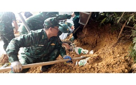 Bộ đội biên phòng nỗ lực giúp người dân khắc phục hậu quả sạt lở do mưa lớn