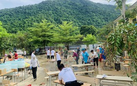 Thầy cô giáo vượt hàng trăm cây số lội bùn tiếp sức cho đồng nghiệp vùng lũ