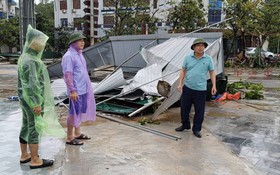 Cận cảnh hàng loạt ngôi nhà ở Hà Tĩnh bị "vò nát" sau bão Kajiki