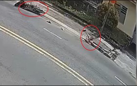 Nghẹt thở giây phút giải cứu xe máy lọt xuống cống thoát nước trên đường ở Tp.HCM