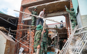 Xuyên ngày nghỉ, bộ đội quyết tâm dựng lại nhà cho người dân ở Gia Lai